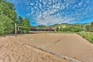 Redpine Peaks Condo Mins to Ski Canyons Resort, Hot tub, Golf, Walk to Lifts!
