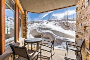 Ski-In & Out at Canyons, Pet-Friendly, Cozy Fireplace, Sleeps 10