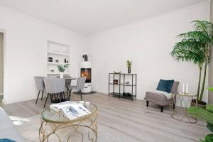 Fancy apartment by Train Station