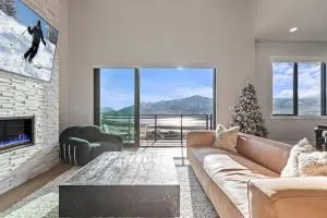 Mountain House PC, Snowy Lake Views Private Hot Tub, New Build, Jordanelle Lake! - Keetley