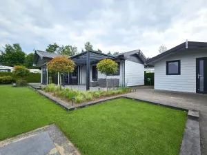 Beautiful holiday home with garden - 福尔特赫伊曾