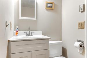 West Dover Townhome Hot Tub, 2 Mi to Mount Snow!