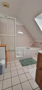 Maisons de vacances Jolie maison au calme a 10mn du port et centre de Vannes a pieds : Maison 2 Chambres