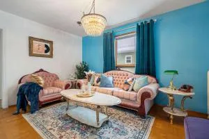 Betty Lou's Library l Cozy Reading Nook l 55 Roku - Cranbrook