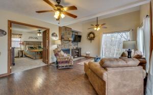 Grin N Bear It - Hot tub, games, and a fireplace!