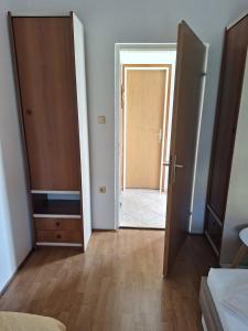 Apartments and rooms with parking space Palit, Rab - 22221