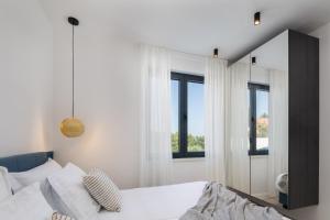 Seaside luxury villa with a swimming pool Rastici, Ciovo - 22934