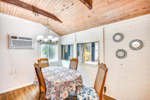 Cozy Cottage with Deck Walk to Lake of the Ozarks!