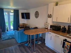 A Swansea Getaway - 3 Bedroom Home with Hot Tub