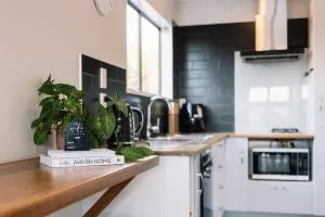 Sandbar Views Beachside Retreat - 100m from the Beach & Pets Welcome - 帕帕莫阿