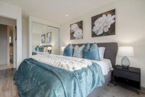 Elegant City Fringe Condo w Pool & FREE Parking