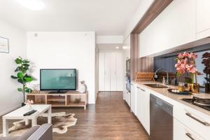 Perfect Location APT w Roof Top Pool GYM