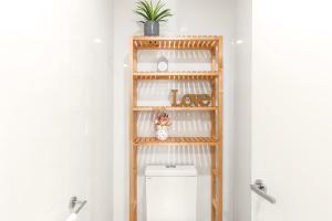 Perfect Location APT w Roof Top Pool GYM