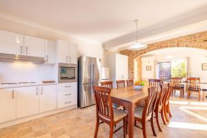 Pet friendly 24 Irawari Crescent - pool, air con, boat parking