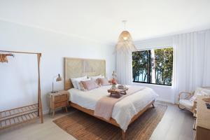 Hahn Sanctuary - waterfront home with kayaks included in stay!