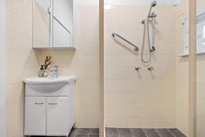 Boutique Single Room - Centrally Located at Granville - Shared Bathroom