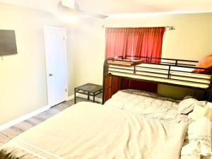 Blue Oval -Project Pyramid-XAi- King bed-2bedrooms 1,5 bath, 4beds, sleeps 5