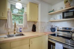 The Zen Den Peaceful Cottage with Mountain Views