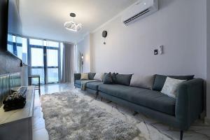 شقة فندقية 3 غرف-بجلسة خارجية-بالقاهرة بمدينة اكتوبر