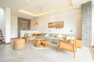 Seaside Luxury 4BR Villa, 400m to Finns, Canggu