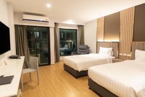 Phòng Giường Đôi/2 Giường Đơn Nhìn Ra Hồ Bơi (Double or Twin Room with Pool View)