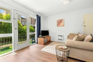 Spacious 1-Bedroom Apartment with Car Space - Glenroy