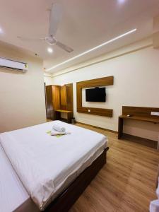 Hotel Breeze Bay BKC - Near US Embassy