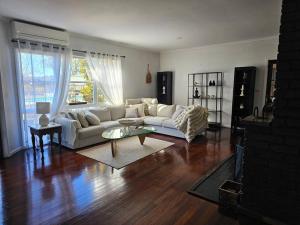 Trawalla Farm Stays - Entire House and Large Pool Bar - Perfect for Groups