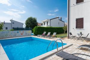 Apartments Heidi with shared Pool