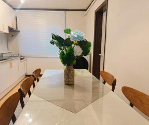 House9 , room3, queen bed4 ,elevator O , hills X, stairs X , 4min from subway and bus station,exclusive space