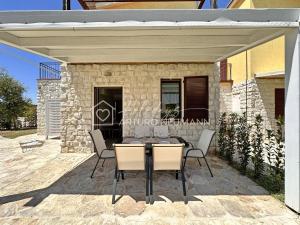 640 - RESIDENCE ADAMO & EVA, bellissimo bilo con portico e giardino - PISCINA, SPIAGGIA e MINICLUB al White Beach Club inclusi nel prezzo