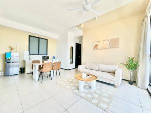 Urban Suites #Creamy style #Infinity Pool #local neighbourhood #5pax #3BR 2bath #2Queen 1Single #Quality well maintained #Private host