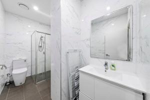 Burwood 1Br apt nearTrainShopping street parking