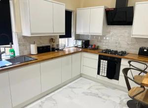 3 Bed - Sleeps 7 - Free Parking - Central Location