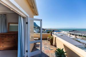 Panoramic views with terrace in heart of Kalk Bay