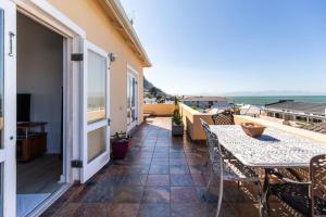 Panoramic views with terrace in heart of Kalk Bay