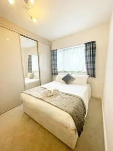 BRAND NEW Stay in Southend with a garden - 罗奇福德