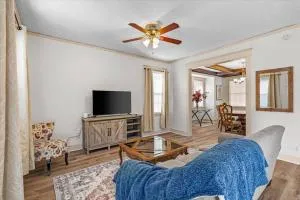 Elegant 3BR, 2 miles to KUMC or Childrens medical center, 30 day plus - Westwood