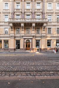 Central Lux Condo In Downtown