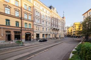 Central Lux Condo In Downtown