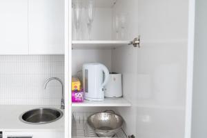 Freshly Renovated Modern Waterfront 1 Bedroom unit