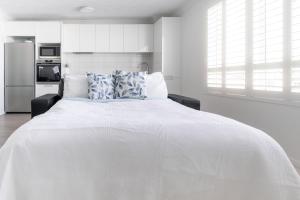 Freshly Renovated Modern Waterfront 1 Bedroom unit