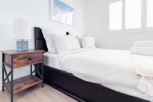 Freshly Renovated Modern Waterfront 1 Bedroom unit