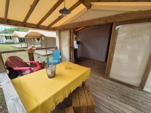 Campings Camping les Peupliers : 2-Bedroom Lodge - Shared bathroom
