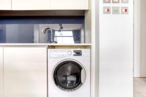 Blueground DIFC Burj view pool gym DXB-326