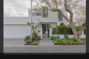 Vineyard House Newlands - with pool & views of Table Mountain