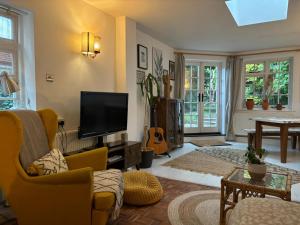 Picturesque Cottage in Oving- cosy pub & beaches