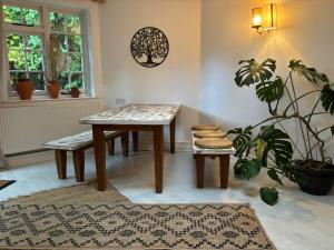 Picturesque Cottage in Oving- cosy pub & beaches