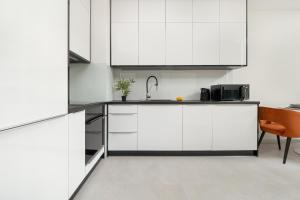 Luksusowe Studio w Łodzi z Biurkiem, Balkonem i Klimatyzatorem by Renters Prestige