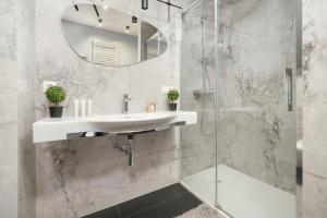 Luksusowe Studio w Łodzi z Biurkiem, Balkonem i Klimatyzatorem by Renters Prestige